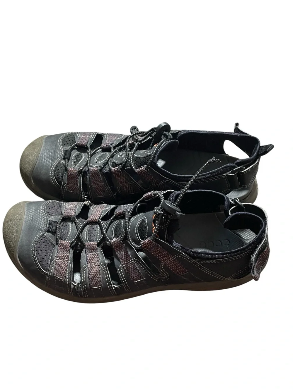 AA37- Men’s 8 Ecco Sporty Closed-Toe Hiking Sandals in Black w/Dark Red Accents